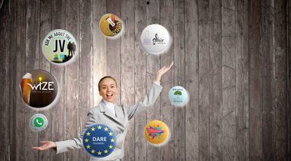 עשר דרכים לקידום עסקים בעזרת סיכות דש ומוצרי וכפתור